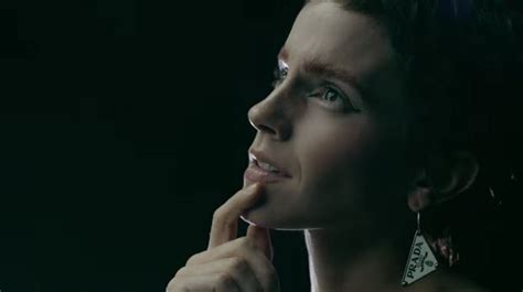 Prada, Emma Watson testimonial e regista nello spot del profumo 